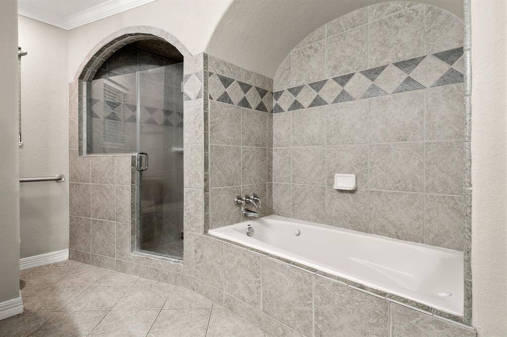 Soaking tub and walk in shower with bench seat