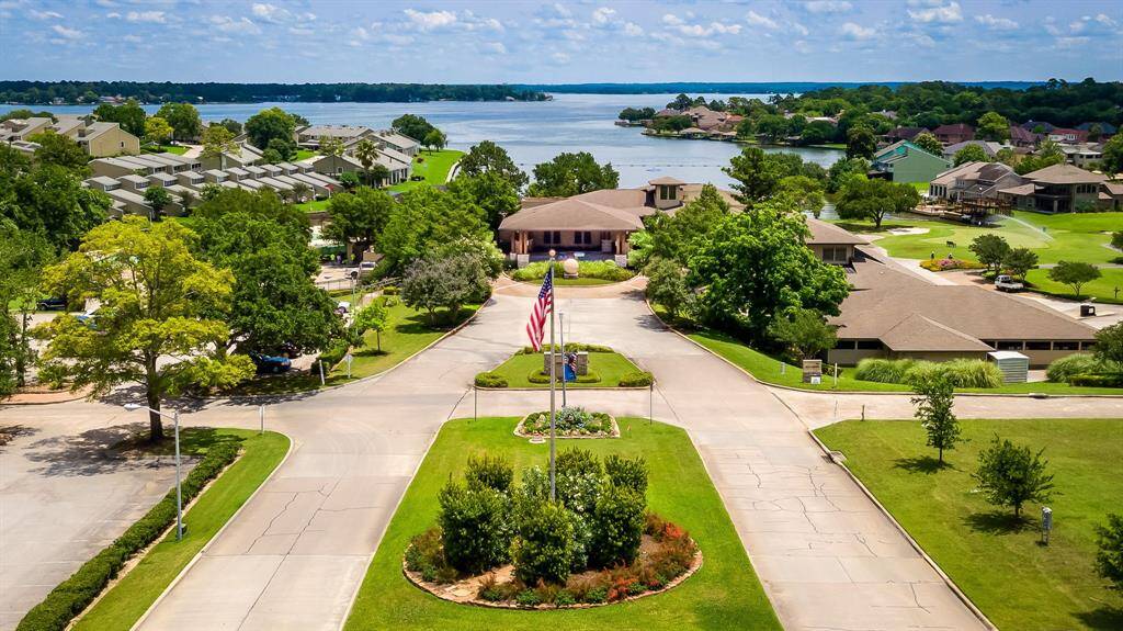 This property is within walking distance of the country club and all of its amenities.