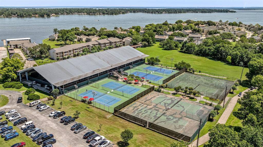 This property is within walking distance to the tennis club and further down this street is one of the neighborhood boat ramps.