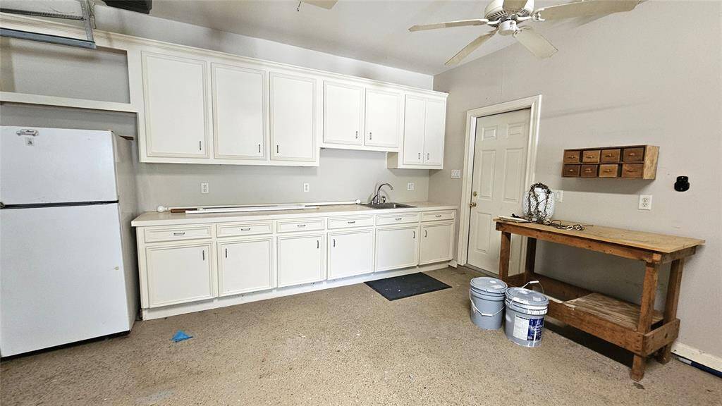 GARAGE WORKSPACE WITH SINK