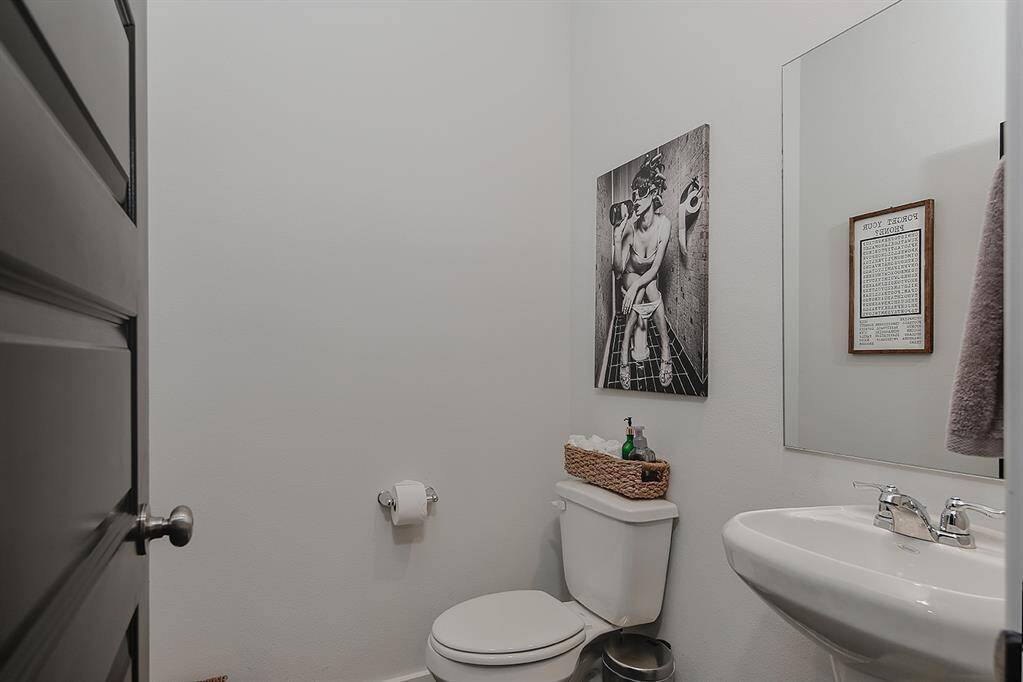 Guest 1/2 bathroom