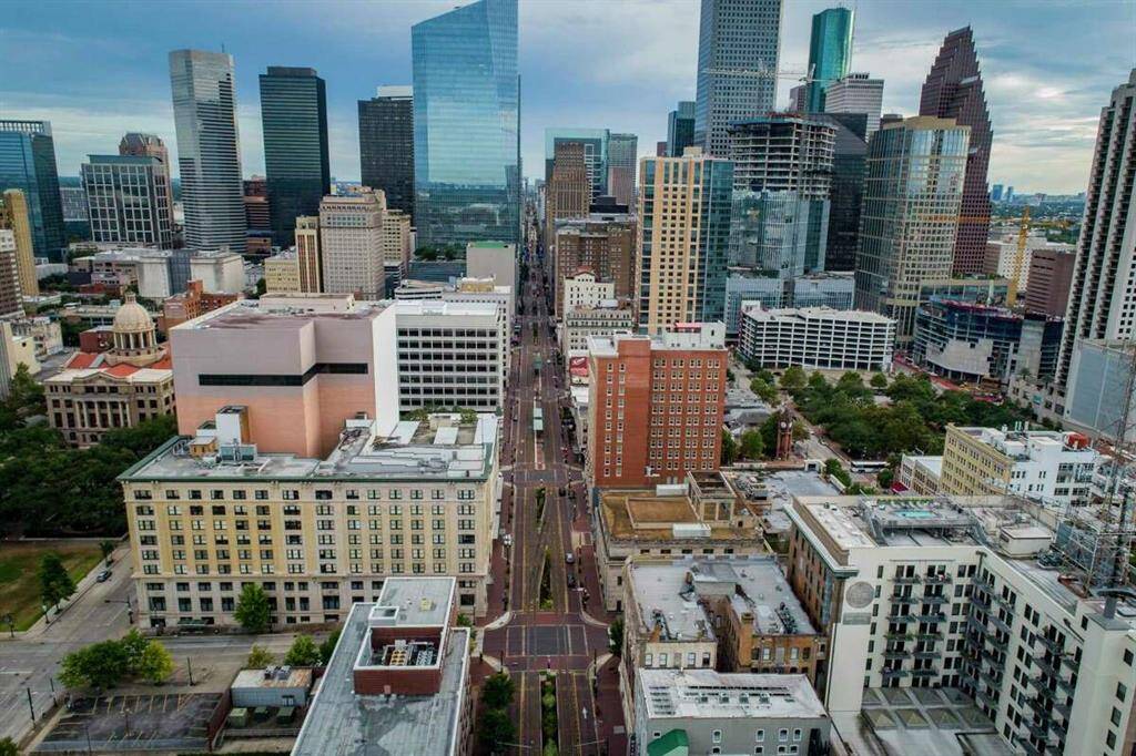 Less than 3 minutes from Downtown