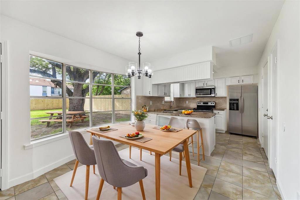 SPACIOUS BREAKFAST NOOK WITH WALL-TO-WALL WINDOWS OVERLOOKING THE BACKYARD - FRESHLY PAINTED INTERIOR FOR A BRIGHT, INVITING FEEL. **This room has been virtually staged.