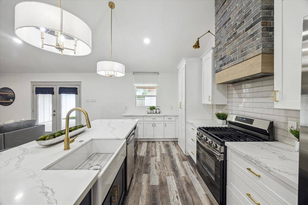 What a stunning space for meal prep!
