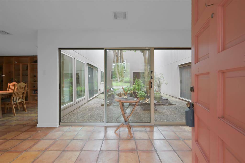Entry with wideopen views