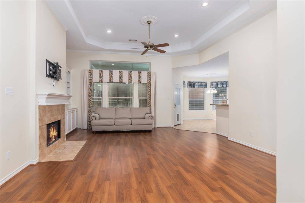 High tray ceilings.