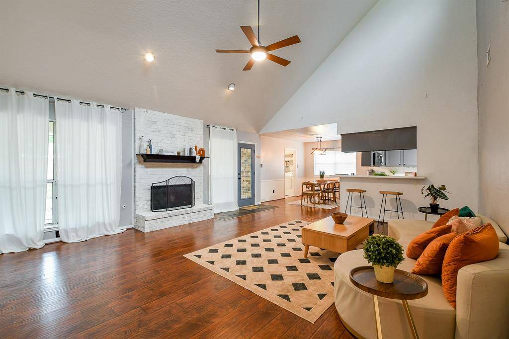 Breakfast bar and tall ceilings