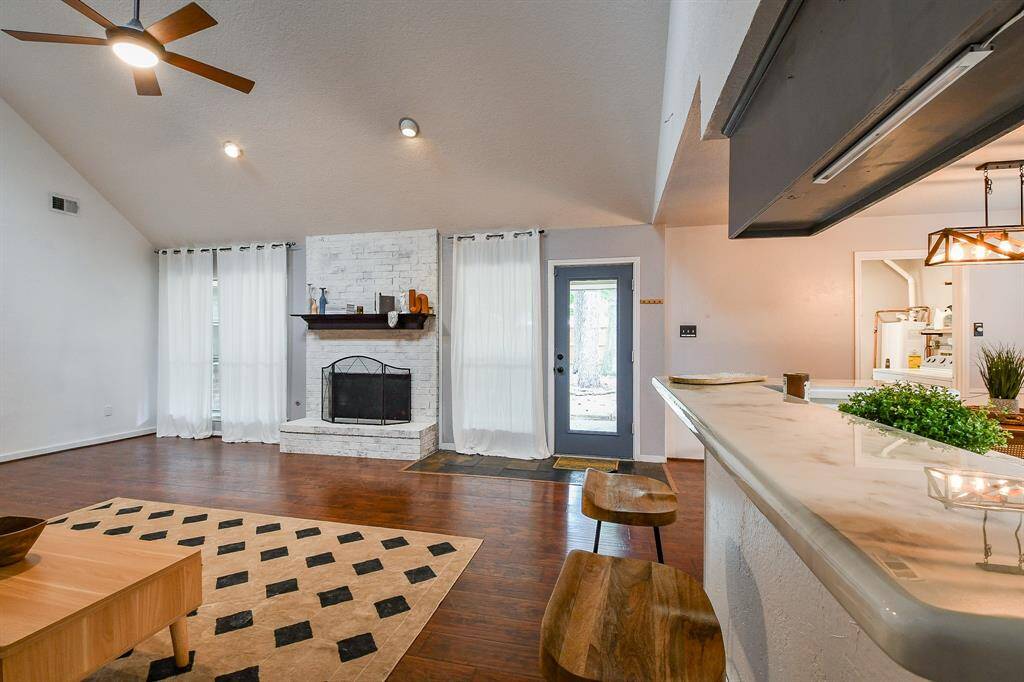 Breakfast/dining room