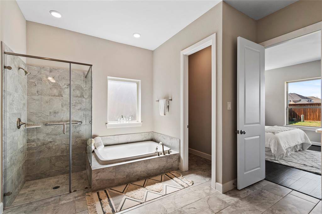 Shower & Jacuzzi / restroom