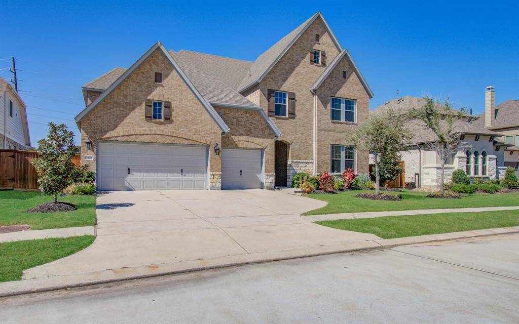 Spacious Driveway with 3 car garage