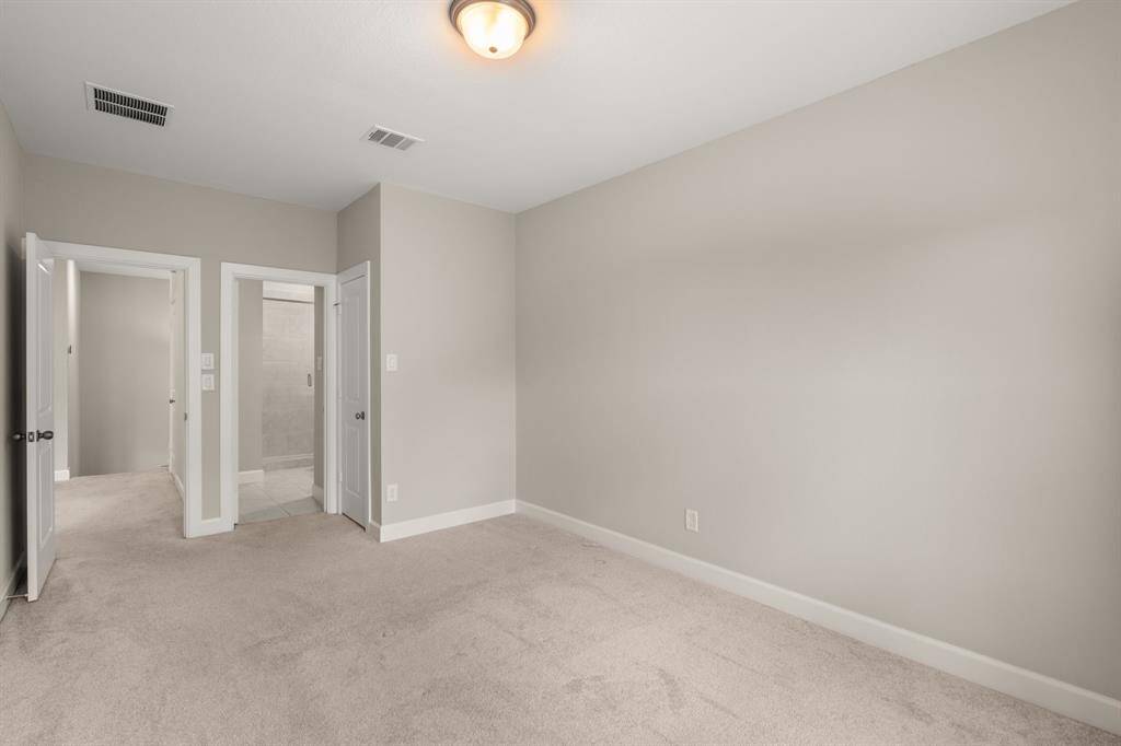 4 Bedroom with private bathroom and ample light