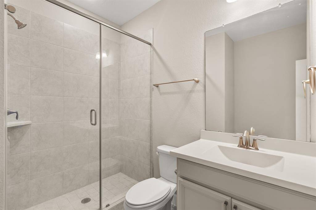 4 Bedroom Bathroom Full Size with lots of space