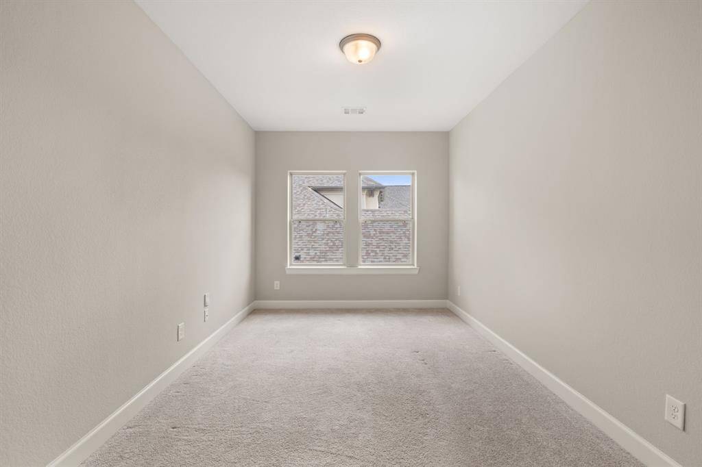 Versatile Bouns room - Ideal for reading nook, office, or play