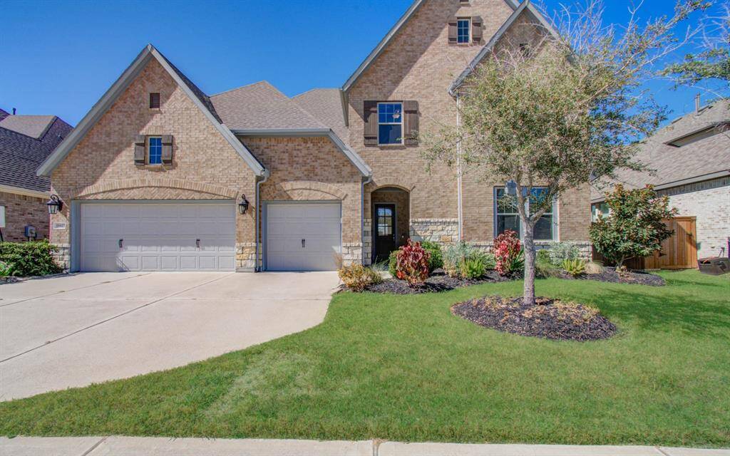 Front Lawn with Live Oak tree in the middle