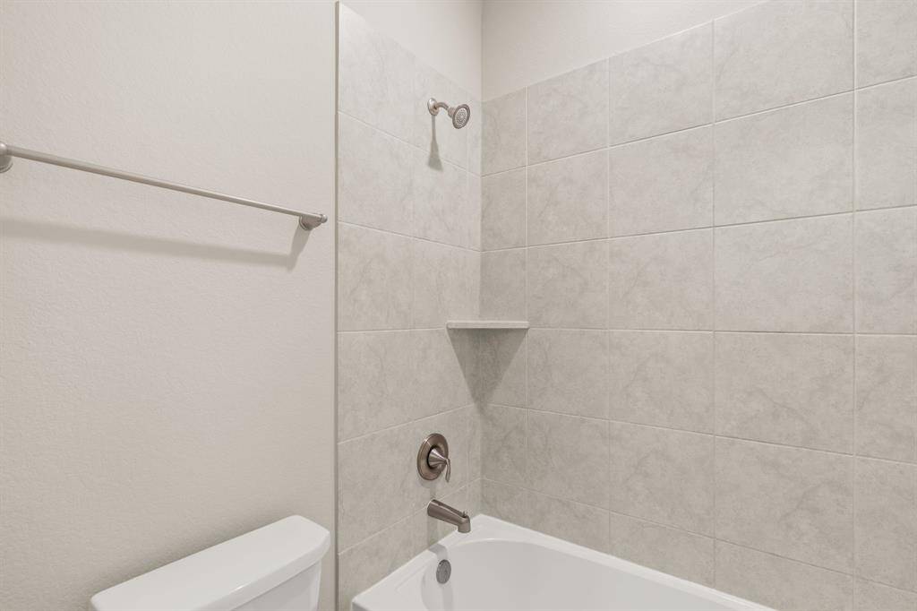 clean restroom / tub /shower
