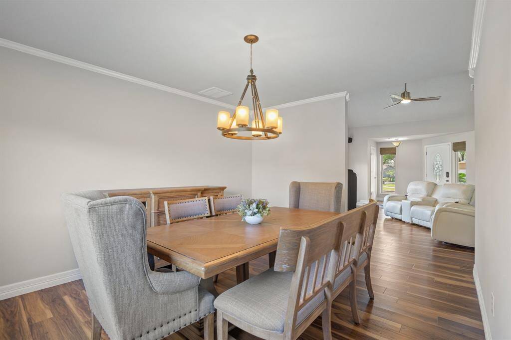 Nice big space for family or friends to gather for meals.