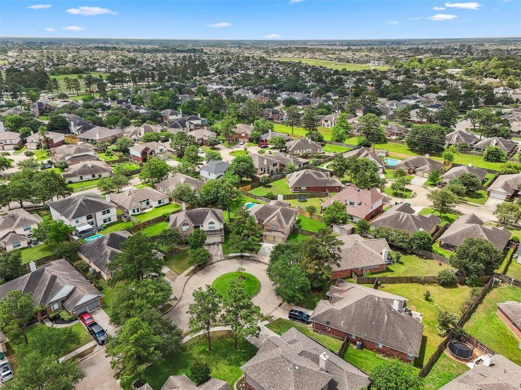 Pool, gym, basketball courts, tennis courts, volleyball courts, parks, walking paths.