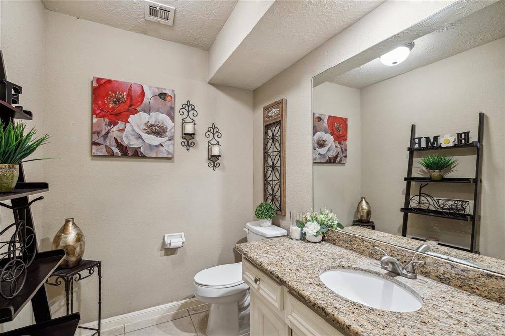 Thoughtfully designed with both style and comfort in mind, the large guest bathroom offers plenty of space and elegant finishes—perfect for visitors to feel right at home.