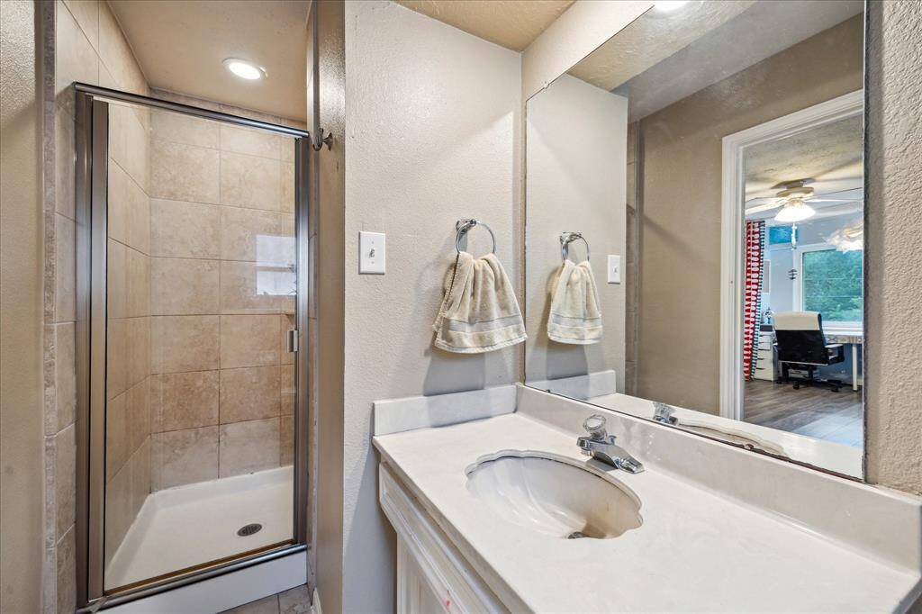 Ensuite connected to the largest upstairs bedroom.