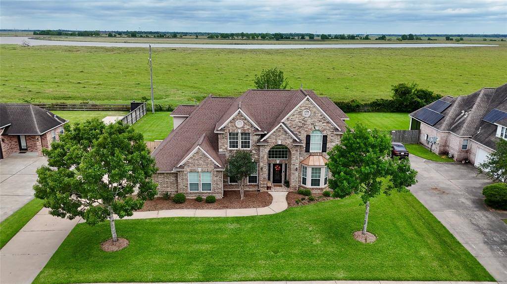 Welcome Home to 119 Spanish Oak Circle.