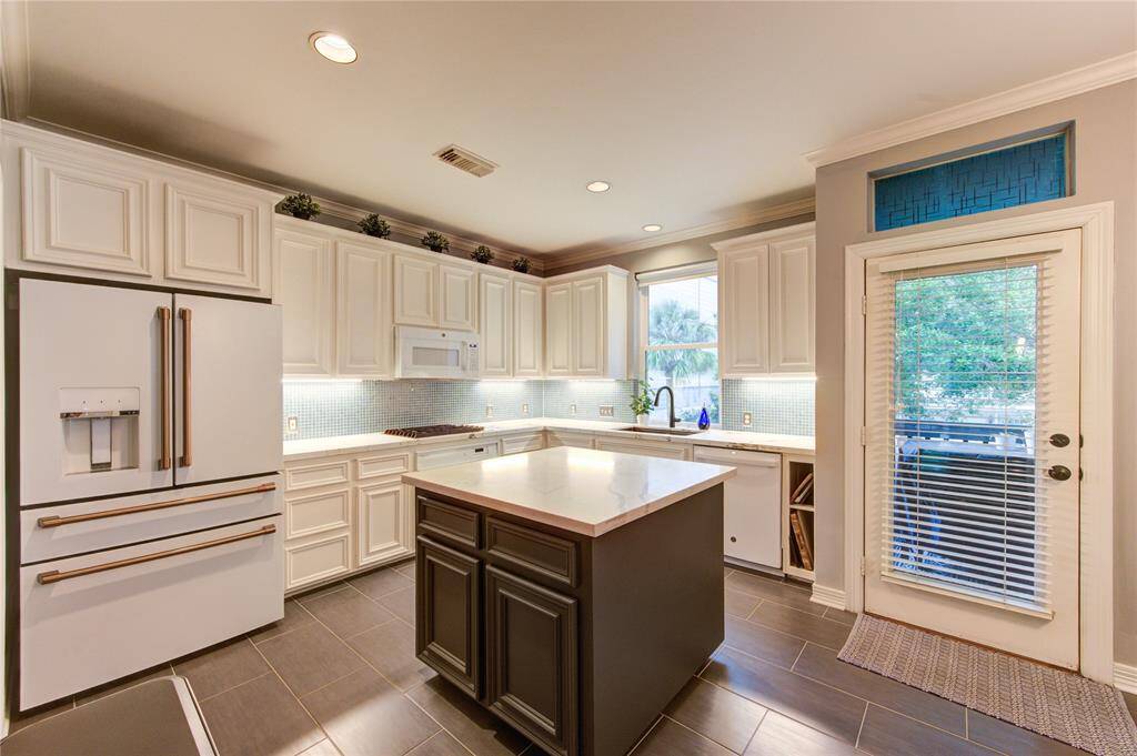 This stylish, contemporary kitchen is designed to impress with sleek Quartz countertops, modern appliances, and crisp, clean-lined cabinetry.Whether you're preparing everyday meals or entertaining guests, this kitchen offers the perfect blend of elegance and function.