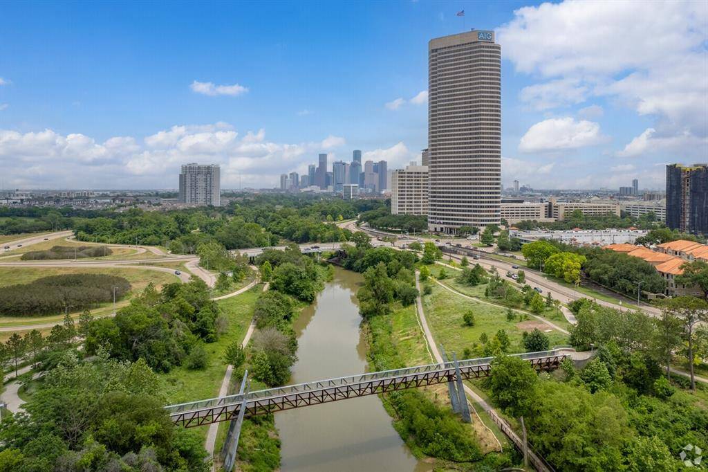 Montrose offers an excellent proximity to downtown Houston, making it an ideal neighborhood for those who enjoy urban living with easy access to the city's heart. Situated just minutes west of downtown, residents can quickly reach the business district, entertainment venues, and cultural hotspots without the hassle of a long commute.