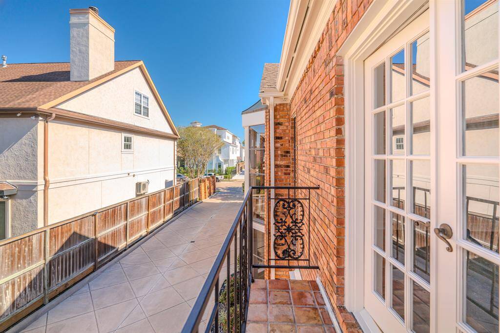 Proximity To Houston Country Club: Just Moments Away From Exclusive Amenities.