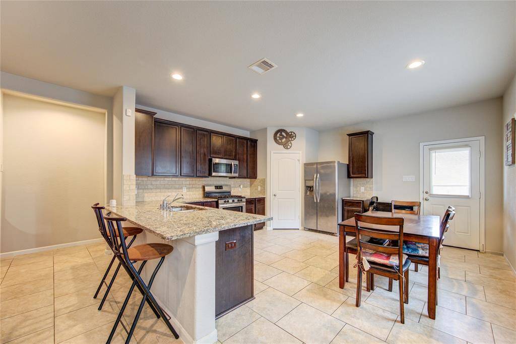 Kitchen/Bar/Breakfast