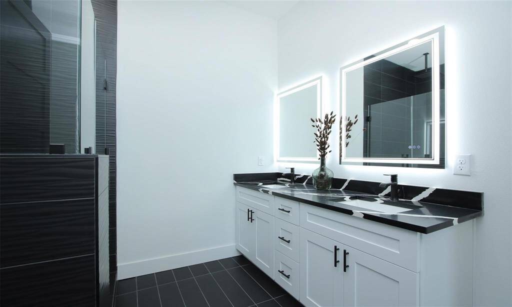 Primary suite walk-in closet