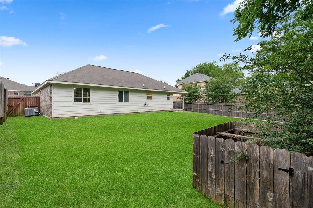 Enjoy the expansive backyard, ideal for outdoor activities, gardening, or simply unwinding in a private setting.