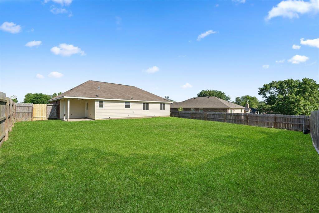 Enjoy the expansive backyard, ideal for outdoor activities, gardening, or simply unwinding in a private setting.