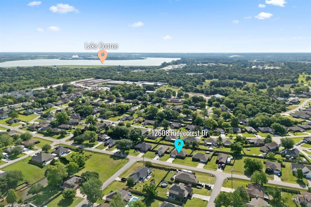 Residents of Lake Conroe Hills benefit from access to a community boat dock, ramp, picnic pavilion, play area, and tennis courts, enhancing the lifestyle experience