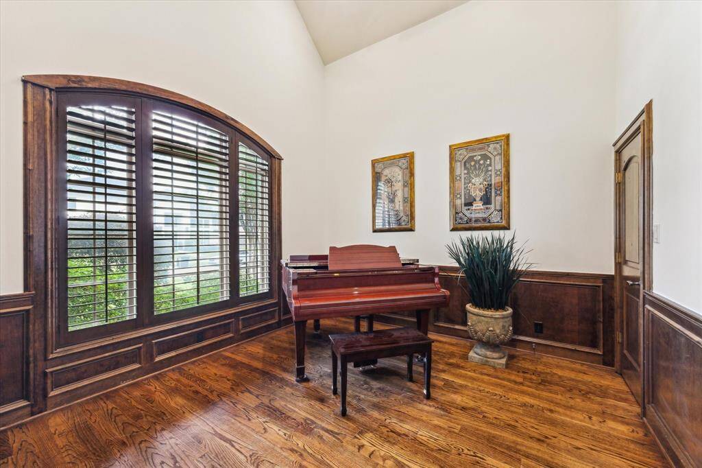 The study is enhanced with decorative wood trim and features a vaulted ceiling, creating a distinguished atmosphere. It also offers a large storage space.