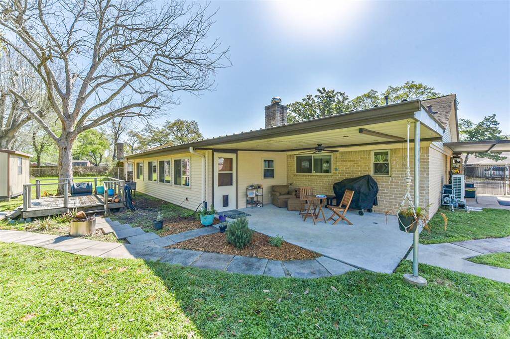 Covered back patio is perfect for entertaining!