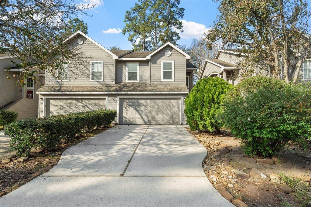 Welcome to 131 N. Villa Oaks Drive, a beautifully situated townhome in the heart of Alden Bridge, offering the perfect blend of comfort, convenience, and community with easy access to top-rated schools, parks, and shopping in The Woodlands' renowned master-planned neighborhood.