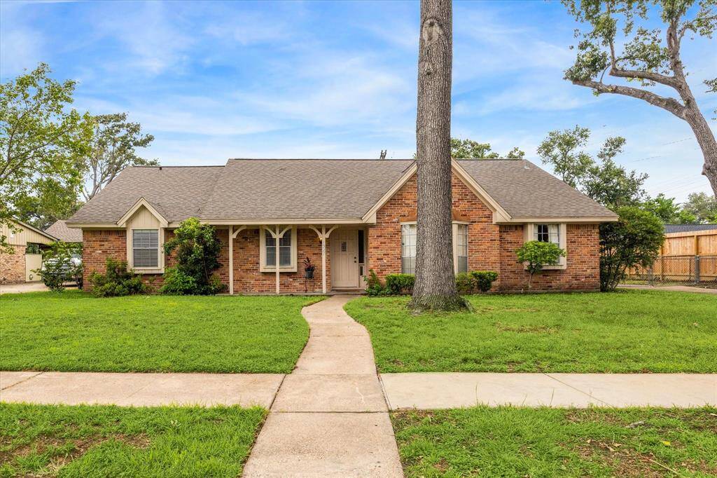 This Timbergrove Manor gem is ready for your vision to remodel. Ideal floor plan for an open concept with formals and den. 4 bedrooms and 2 1/2 bathrooms with plenty of closet space.