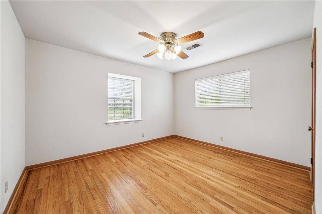 Bedroom 2 with two windows to enjoy the natural light.