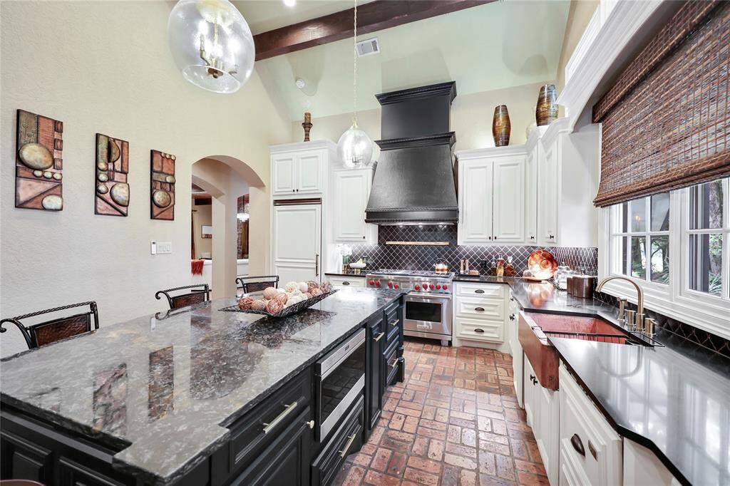 Oversized island perfect for prepping or entertaining guest.