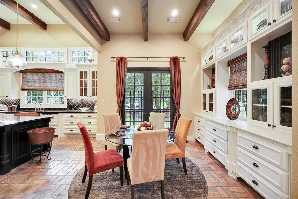Breakfast area, and more kitchen storage, perfect for all your china, serving platers and kitchen gadgets.
