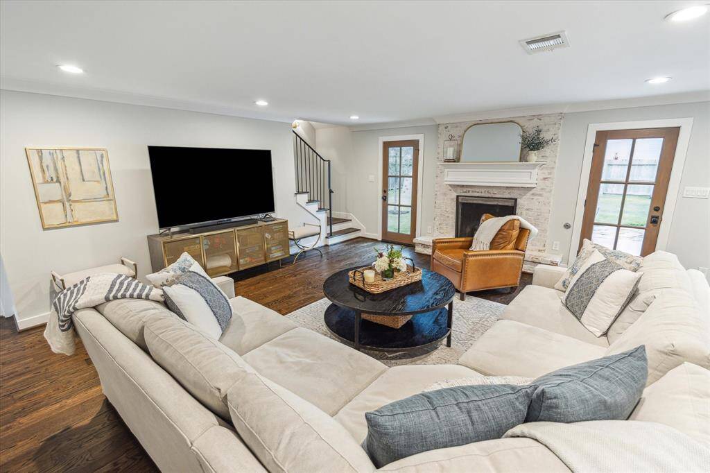 The gaslog fireplace makes for nice cozy moments by the fire.