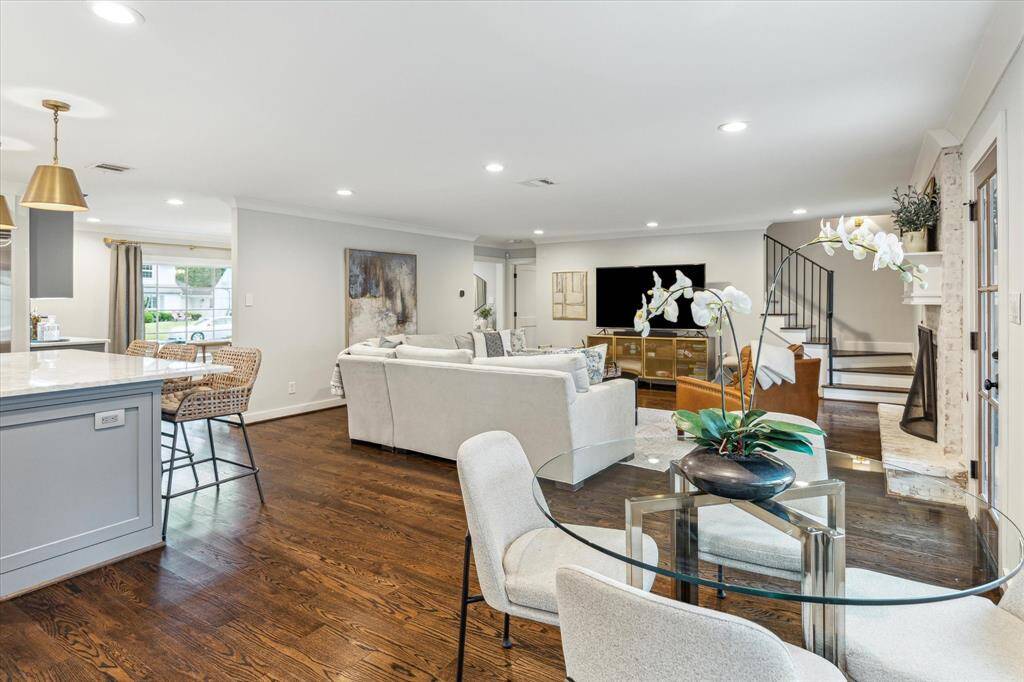 Lovely dining kitchen dining area,