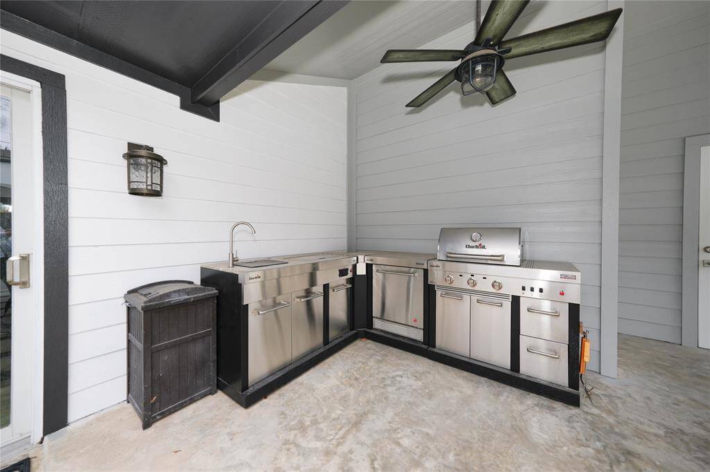 outdoor kitchen
