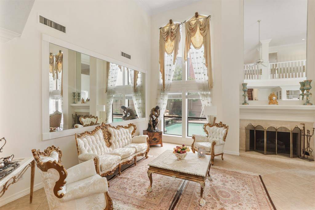 On more great look at this stunning room.