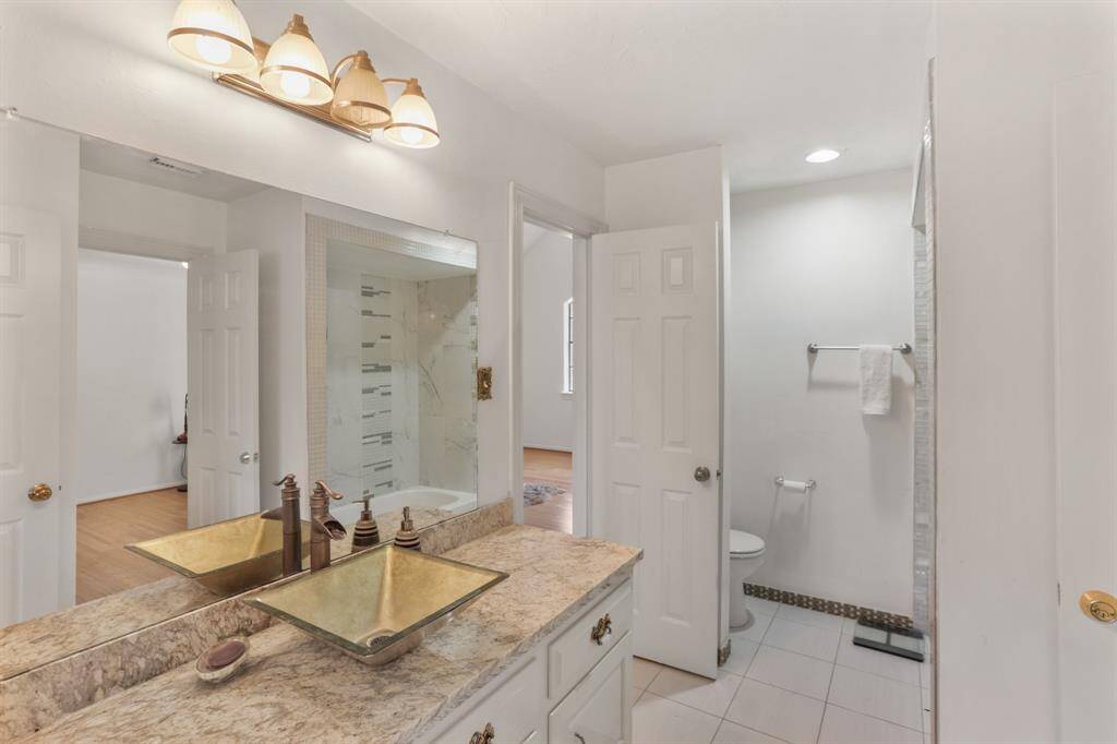 3rd bedroom with large walk-in closet.