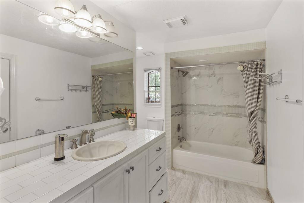 2nd Primary Bedroom located right off the main staircase.  Large walk-in closet, ceiling fan and Bamboo floors.  Very private for young teenagers or guest.