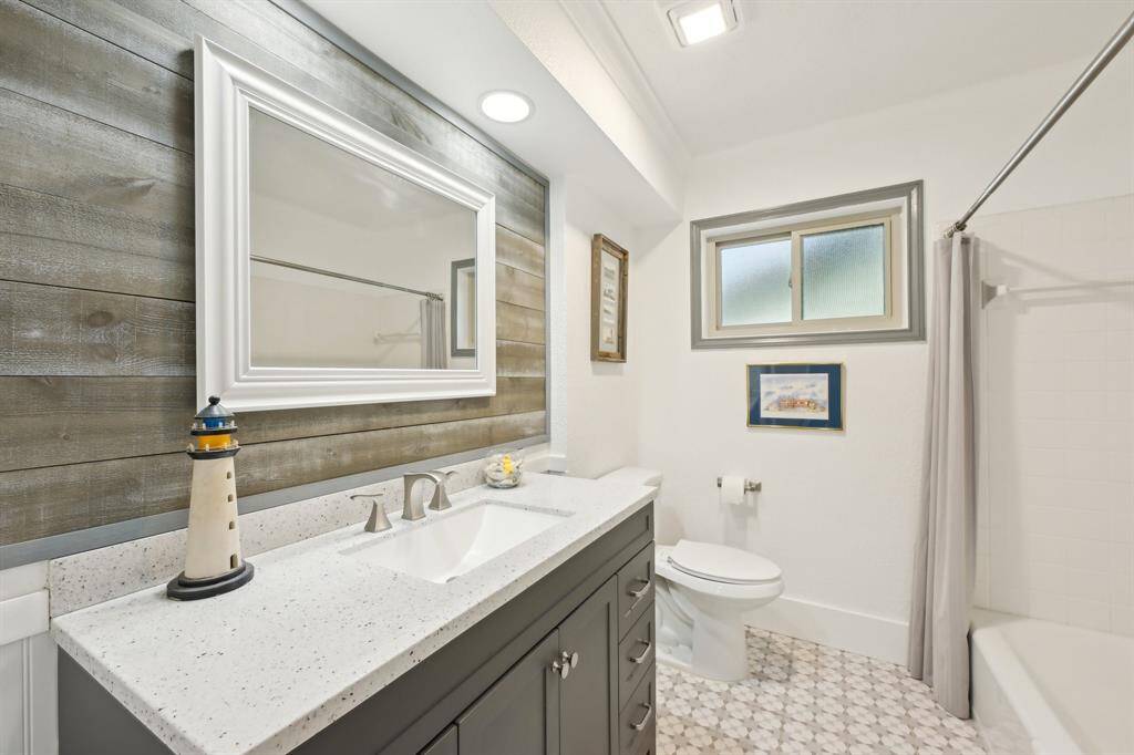Full hall bath!