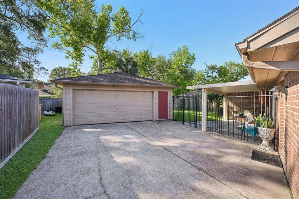 Tons of driveway space!