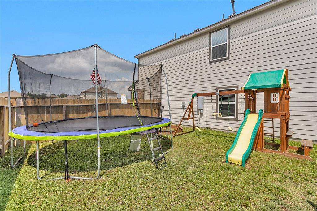 Perfect sized Backyard! Large enough for your favorite outdoor activities and small enough so you don’t have to spend your entire weekend on landscaping and mowing!