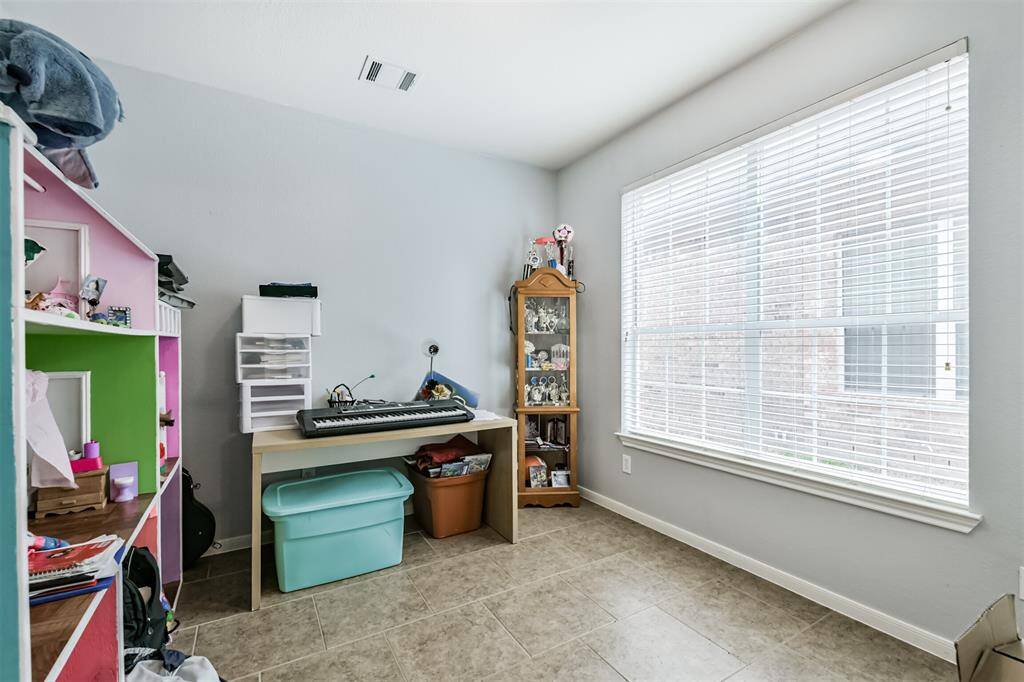 Office with Frenchdoors can also be extra bedroom on first floor