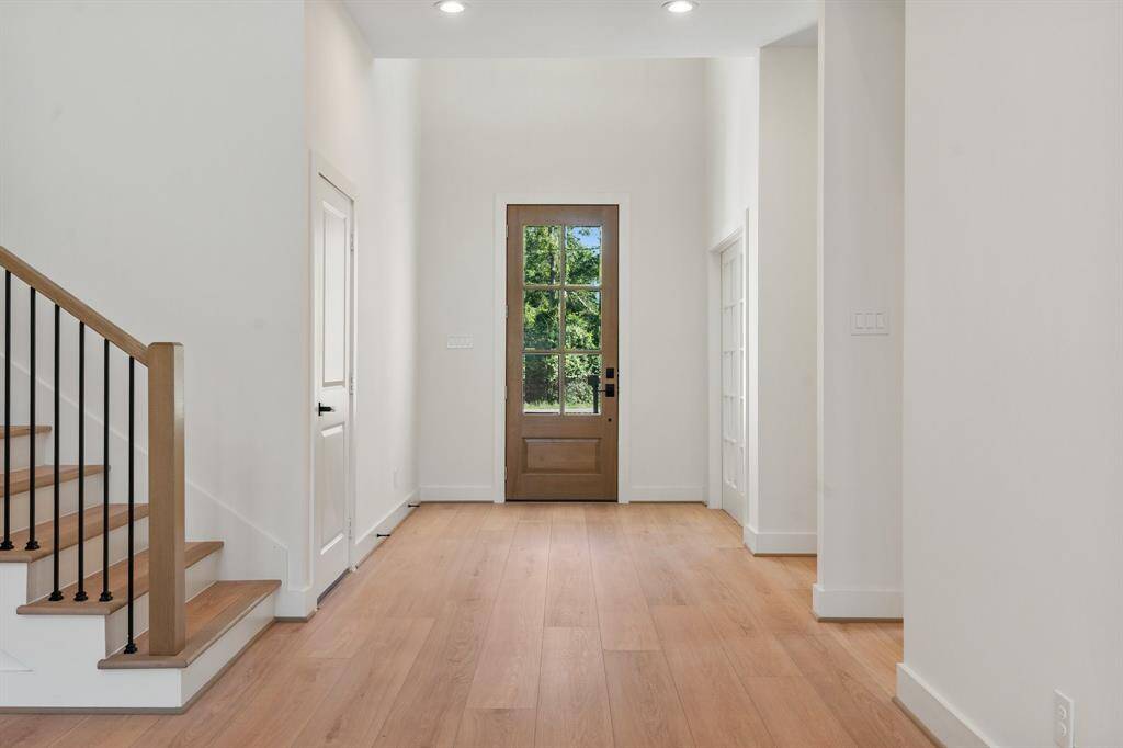 Bright and elegent entry way.